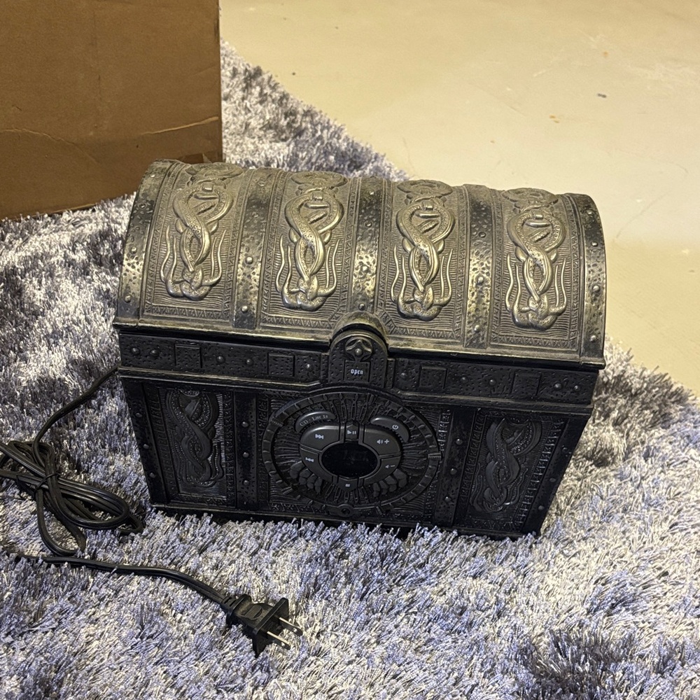 Disney Pirates of the Caribbean CD Player / Treasure Chest Boombox - Picture 2 of 6